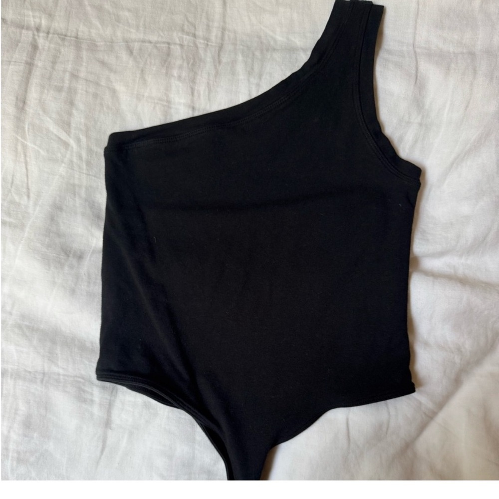 Brand: CLYQUE 
Size: Medium 
Condition: Great, only wore once.